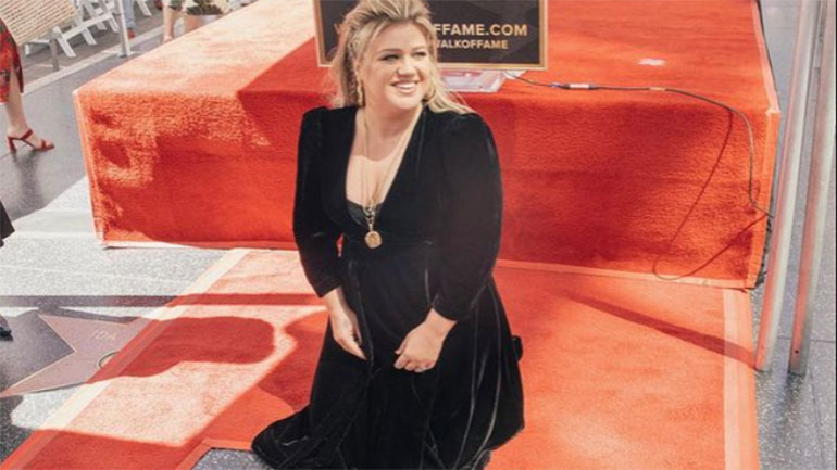 Στη τελετή αποκαλυπτηρίων του αστεριού της Κέλλυ Κλάρκσον, η Πόλα Αμπντούλ