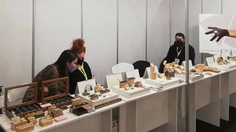 Σπουδές κοσμήματος στη Σχολή Αργυροχρυσοχοΐας Στεμνίτσας