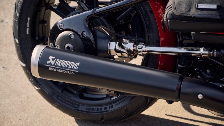Τελικά εξάτμισης Akrapovič για τον “Big Boxer” της BMW R 18