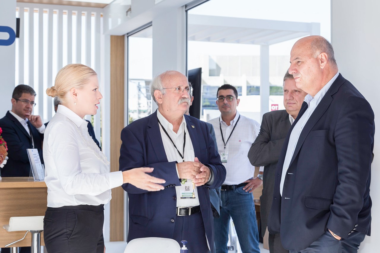 4.	Κώστας Τσιάρας, Ρόζα Γαργαλάκου , Διευθύνουσα Σύμβουλος της NEUROPUBLIC, Χριστόδουλος Αντωνιάδης, Πρόεδρος της NEUROPUBLIC