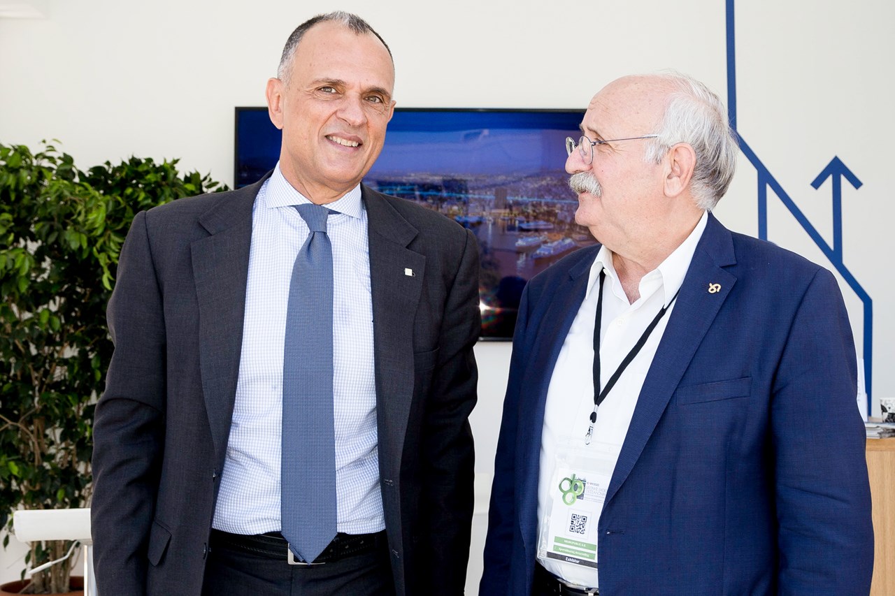 5.	Ο Αλκιβιάδης Αλεξάνδρου, Γεν. Διευθυντής Αγροτικής Τραπεζικής της Τράπεζας Πειραιώς με τον Πρόεδρο της NEUROPUBLIC, κ. Αντωνιάδη