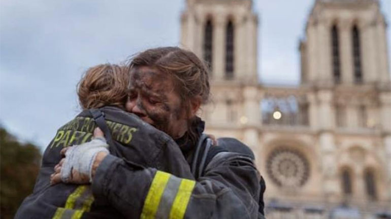 Notre Dame: Μία δραματική σειρά με φόντο τη νύχτα που κάηκε η εμβληματική Παναγία των Παρισίων έρχεται στο Netflix