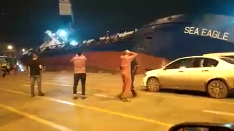 Πλοίο ανατρέπεται κατά την εκφόρτωση