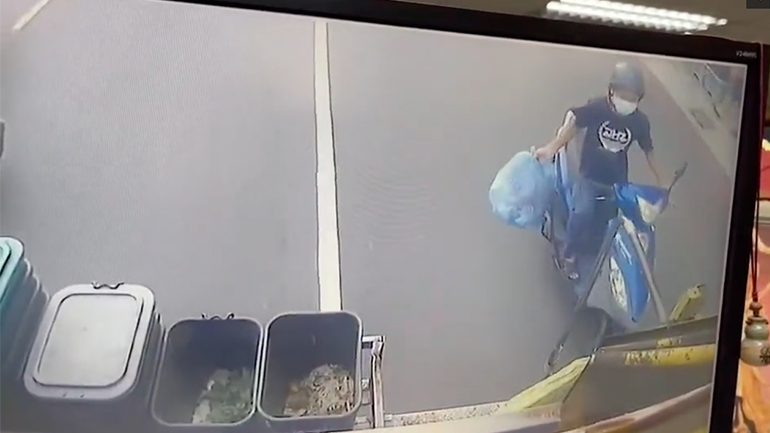 Οδηγός σκούτερ προσπαθεί να πετάξει τα σκουπίδια του εν κινήσει