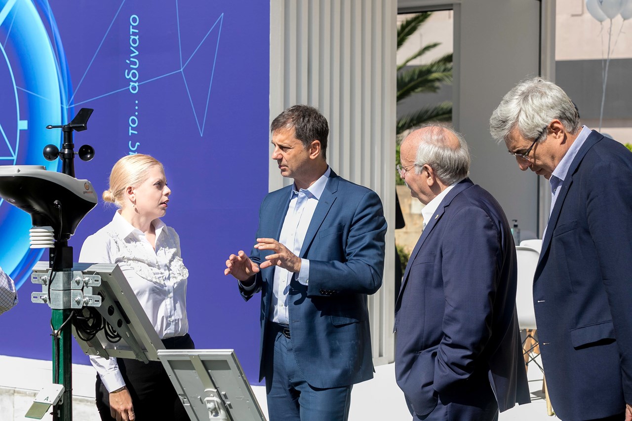 Χάρης Θεοχάρης, Ρόζα Γαργαλάκου και Χριστόδουλος Αντωνιάδης στον αγρομετεωρολογικό σταθμό του gaiasense