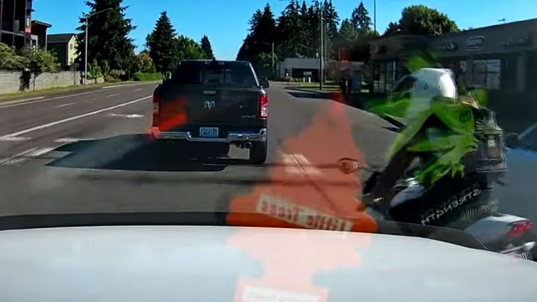 Μηχανόβιος τα βάζει με SUV και βρίσκεται κάτω από τις ρόδες του…