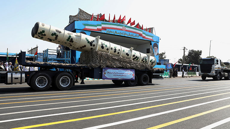 Ιράν: Η Τεχεράνη παρουσίασε νέο βαλλιστικό πύραυλο μέσου βεληνεκούς