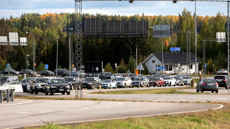 Ουρές χιλιομέτρων από αυτοκίνητα στις οδικές συνοριακές διαβάσεις της Ρωσίας