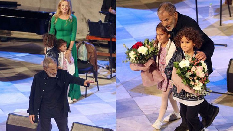 Σταύρος Ξαρχάκος – Ηρώ Σαΐα: Με τα δίδυμα παιδιά τους στη σκηνή του Ηρωδείου