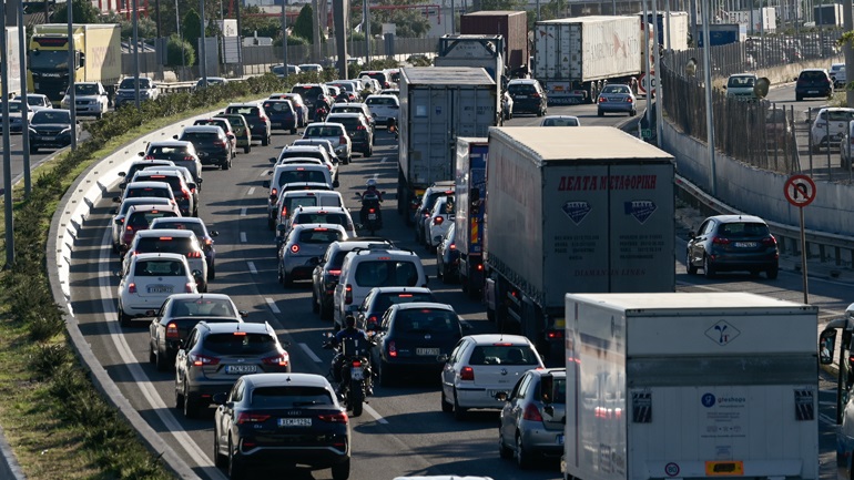 Μποτιλιάρισμα στην Αθηνών – Κορίνθου – Ακινητοποιήθηκε τράκτορας στη λίμνη Κουμουνδούρου