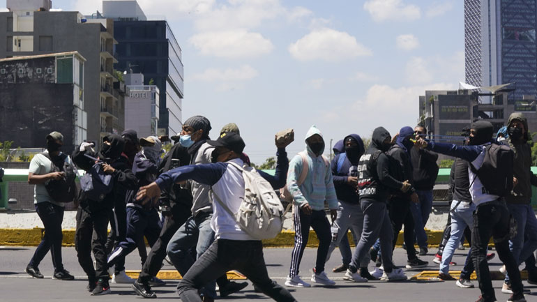 Μεξικό: Επεισόδια σε διαδήλωση για τους 43 εξαφανισμένους φοιτητές – Τραυματίστηκαν 11 αστυνομικοί