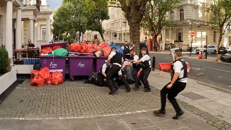 Ποδηλάτης βοηθά στη σύλληψη ενός υπόπτου στο Λονδίνο