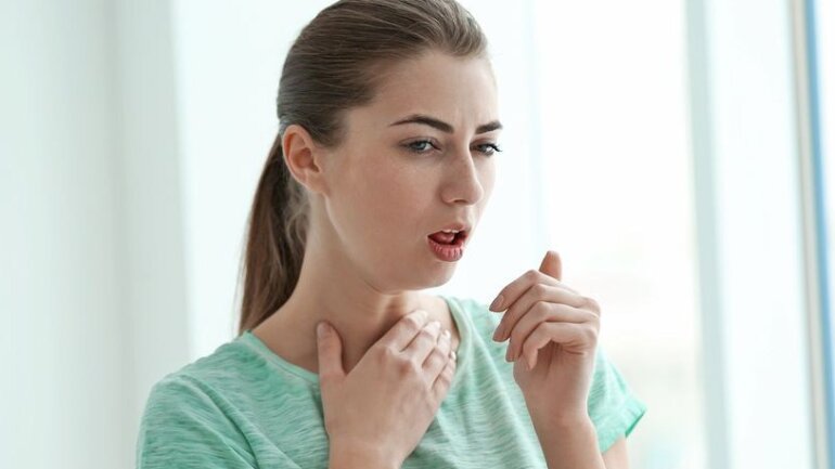 Οκτώ τρόποι να αντιμετωπίσετε τον ερεθισμένο και ξηρό λαιμό