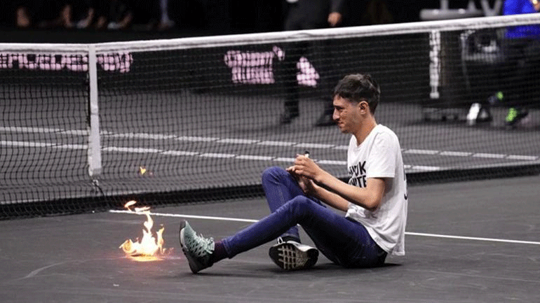 Ακτιβιστής επιχείρησε να αυτοπυρποληθεί στην αναμέτρηση Τσιτσιπάς-Σβάρτσμαν