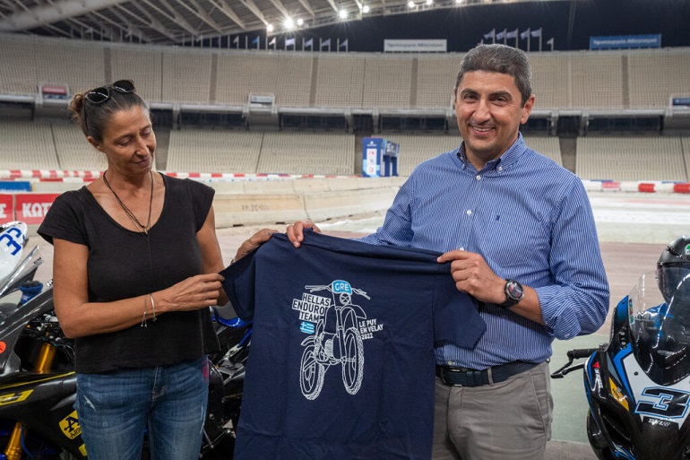  H Πρόεδρος της ΑΜΟΤΟΕ Μαρία Τσεσμελή  με τον  υφυπουργό Αθλητισμού Λευτέρη Αυγενάκη