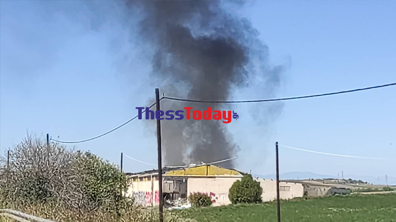 Θεσσαλονίκη: Μεγάλη φωτιά στον Άγιο Αθανάσιο – Σηκώθηκε πυκνός μαύρος καπνός