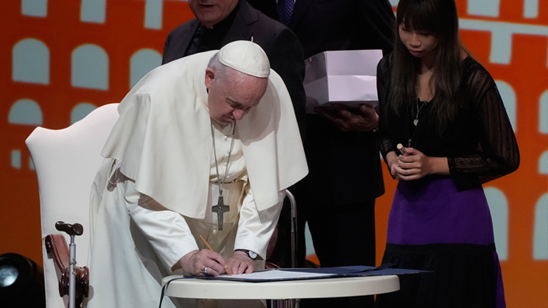 Ο πάπας Φραγκίσκος συνυπέγραψε με χιλιάδες νέους σύμφωνο οικοδόμησης νέας οικονομίας για την ειρήνη