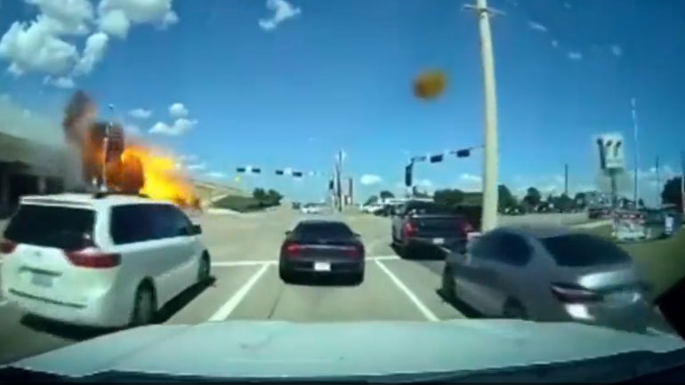 Φορτηγό πέφτει απο γέφυρα