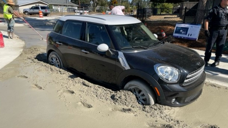 Έκλεψε αμάξι, κόλλησε σε υγρό τσιμέντο, πήρε το παιδί και ένα ουίσκι και εξαφανίστηκε