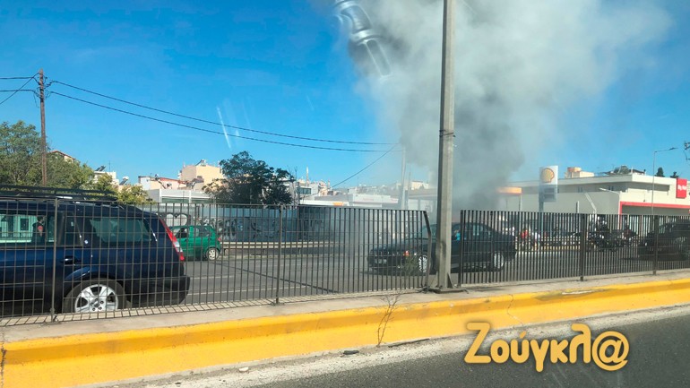 Αυτοκίνητο κάηκε ολοσχερώς στον παράδρομο της Κηφισού