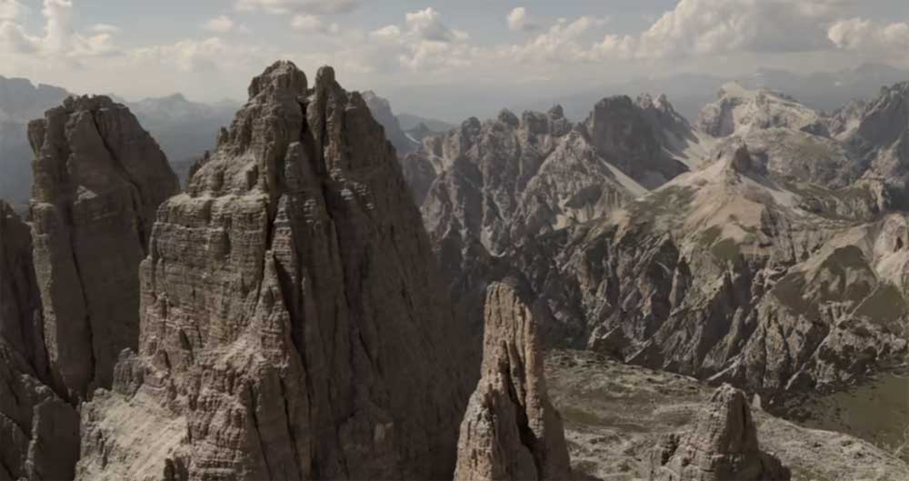 Πτήση πάνω από επιβλητική οροσειρά των Δολομιτών στις Άλπεις