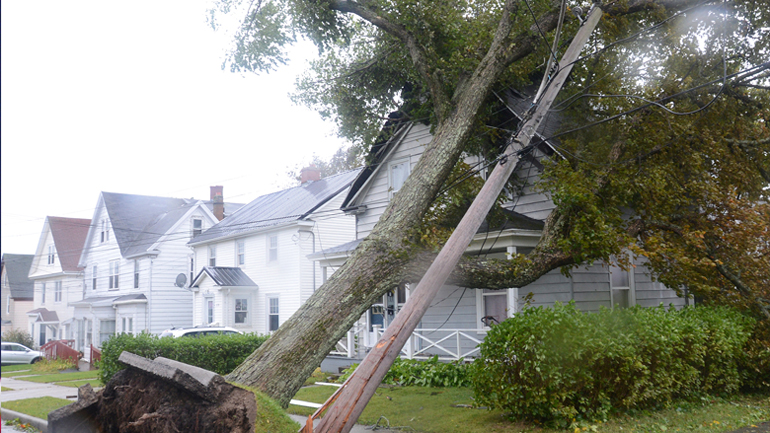 Πρωτοφανής η καταστροφή που προκάλεσε ο κυκλώνας Φιόνα στον ανατολικό Καναδά