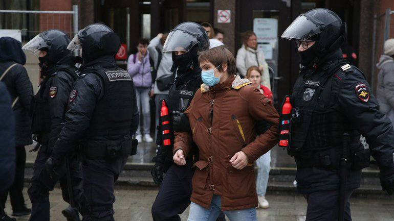 Ουκρανία: Η Ρωσία κάνει βαρύτερες τις ποινές για τους λιποτάκτες – 700 συλλήψεις διαδηλωτών