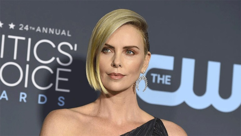 Η Σαρλίζ Θερόν θεωρεί τέλεια την ταινία Elf!