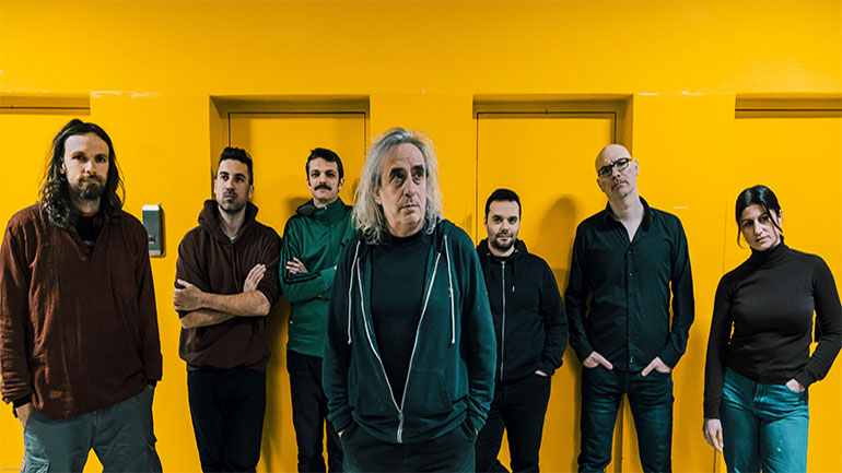 Ο Γιάννης Αγγελάκας με τους 100°C στο Θέατρο Βράχων