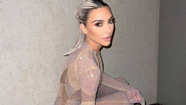 Kim Kardashian: Viral το βίντεο που τη δείχνει να δυσκολεύεται να ανέβει τις σκάλες με στενό φόρεμα