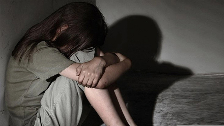 Ηράκλειο: Βίασε την 13χρονη κόρη της συντρόφου του, την ώρα που γεννούσε το παιδί τους