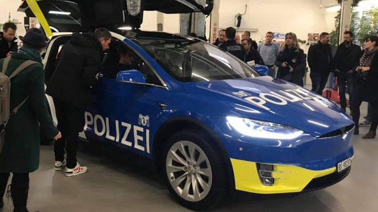 Αστυνομικοί παγιδεύτηκαν μέσα σε Tesla εν μέσω καταδίωξης