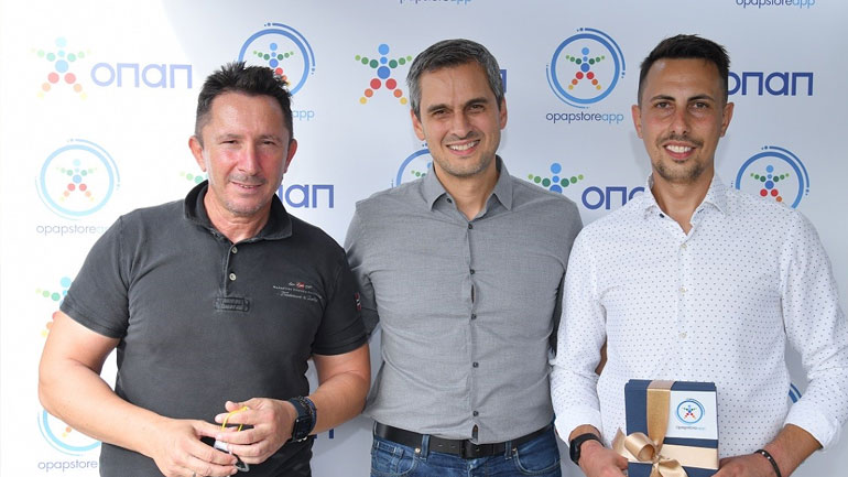 Οι τυχεροί νικητές με τον Chief Retail Officer του ΟΠΑΠ, Ηλία Κατσαρό