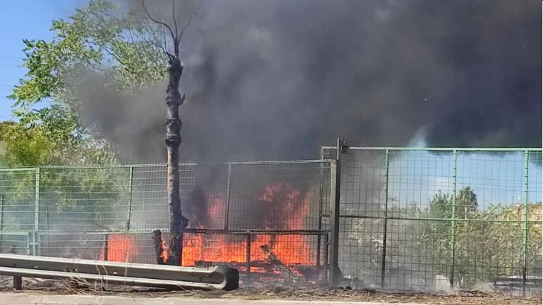 Νέα Φιλαδέλφεια: Πυρκαγιά σε ξερά χόρτα και λάστιχα εντός μάντρας