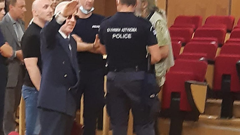 Δίκη Χρυσής Αυγής: Ο Κώστας Πλεύρης κατηγορείται πως χαιρέτισε ναζιστικά εντός της αίθουσας