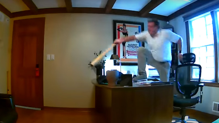 Σκίουρος διακόπτει μια τηλεδιάσκεψη