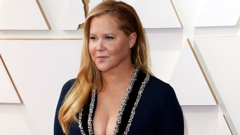 Η Έιμι Σούμερ επιστρέφει στη μικρή οθόνη