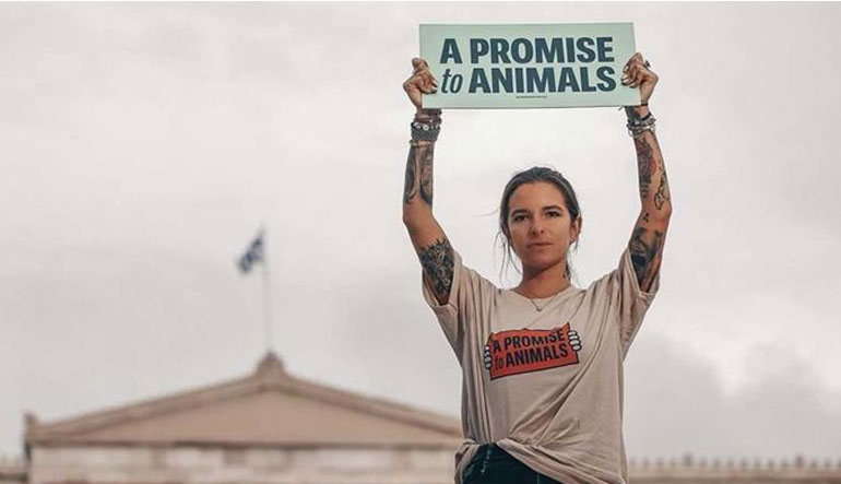 Εριέττα Κούρκουλου: Με τον σύζυγό της και τον γιο τους σε διαμαρτυρία στο Σύνταγμα