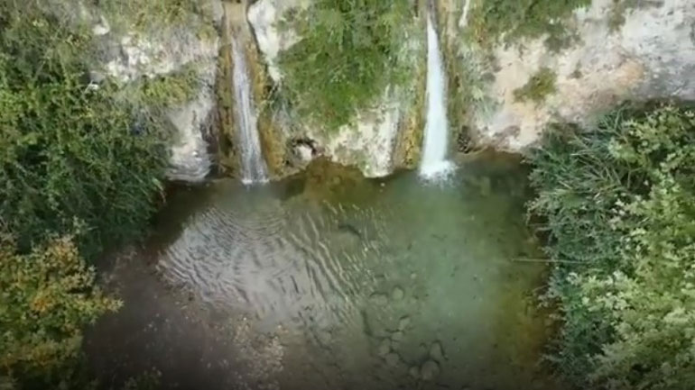 Ο μικρός καταρράκτης που βρίσκεται 25 λεπτά από το κέντρο της Αθήνας