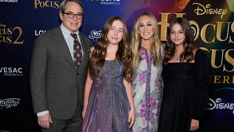 Η Σάρα Τζέσικα Πάρκερ στην πρεμιέρα του «Hocus Pocus 2» με την οικογένειά της