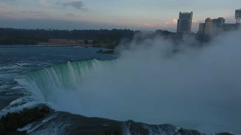 Οι καταρράκτες του Νιαγάρα σαν να βρίσκεστε μέσα τους