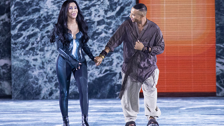 Η Cher έκλεψε την παράσταση στην επίδειξη μόδας στο Παρίσι