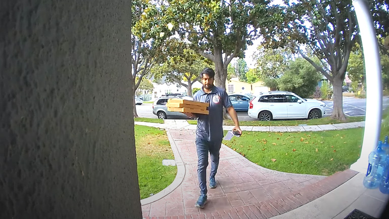 Άνδρας κλέβει το αυτοκίνητο ενός ντελιβερά 