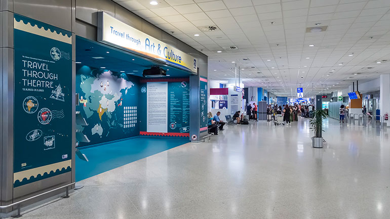 «Travel Through Theatre»: Μια νέα έκθεση του Εθνικού Θεάτρου σε συνεργασία με τον Διεθνή Αερολιμένα Αθηνών