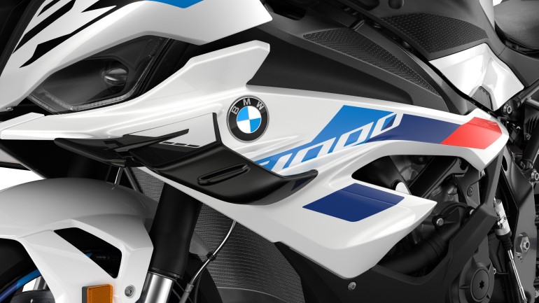 Νέα BMW S1000RR με αυξημένη απόδοση, αναβαθμισμένα ηλεκτρονικά και φτεράκια