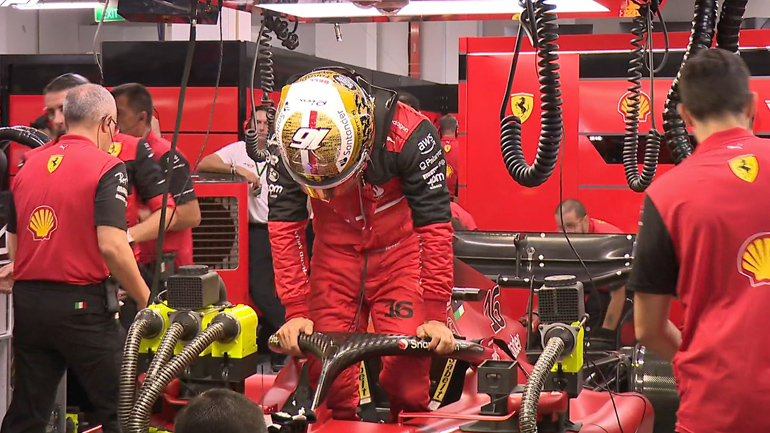 Hamilton και Sainz επικράτησαν στα δύο πρώτα ελεύθερα δοκιμαστικά στην πίστα Marina Bay στη Σιγκαπούρη