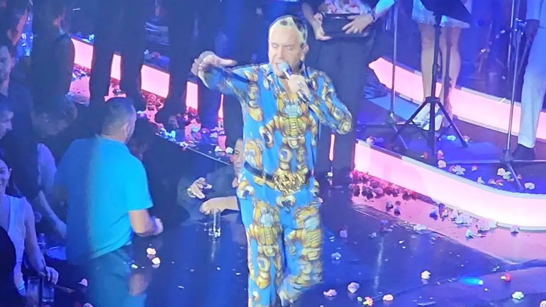 Γιώργος Μαζωνάκης: Με εκκεντρικό look στην πρεμιέρα του νυχτερινού κέντρου όπου εμφανίζεται