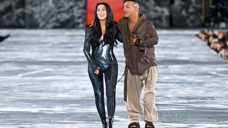 Cher: Η 76χρονη τραγουδίστρια έκλεισε το show του Balmain στο Παρίσι και αποθεώθηκε από το κοινό