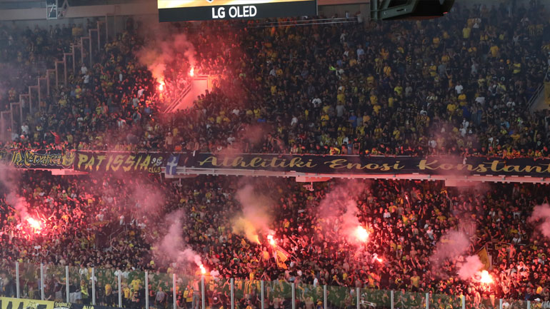 Καυτή ατμόσφαιρα έχουν δημιουργήσει οι φίλαθλοι της ΑΕΚ