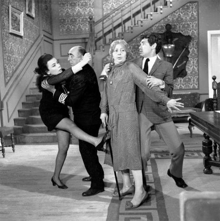 Η Μαρία Φωκά με την Τζένη Καρέζη, τον Διονύση Παπαγιαννόπουλο και τον Φαίδωνα Γεωργίτση στην ταινία «Ένας ιππότης για τη Βασούλα»